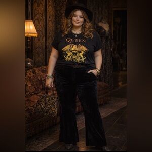 *Queen Official -Crest Graphic - light cotton black band tee